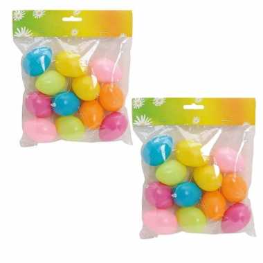 24x stuks paaseieren hangdecoratie pasen thema vrolijke kleurenmix 6 cm